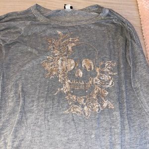 Lightweight sweatshirt with skull design